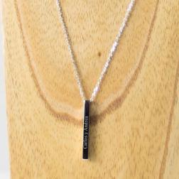 Colgante de plata barra vertical grabada