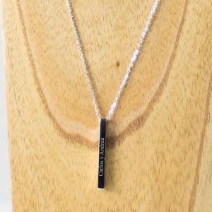Colgante de plata barra vertical grabada