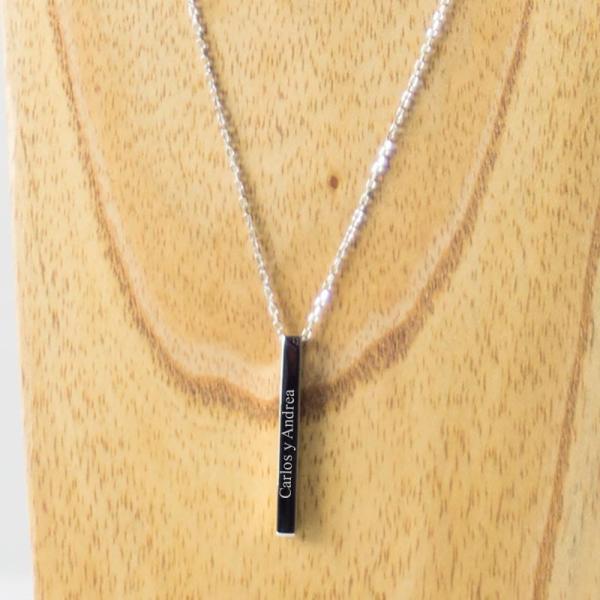 Colgante de plata barra vertical grabada