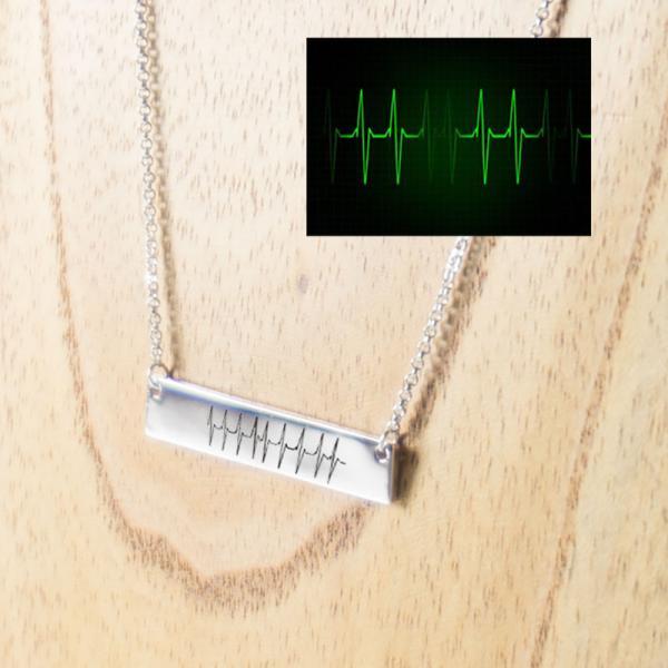 Colgante de plata horizontal grabado 'Latidos'
