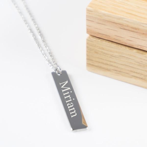 Colgante de plata vertical personalizado con nombre