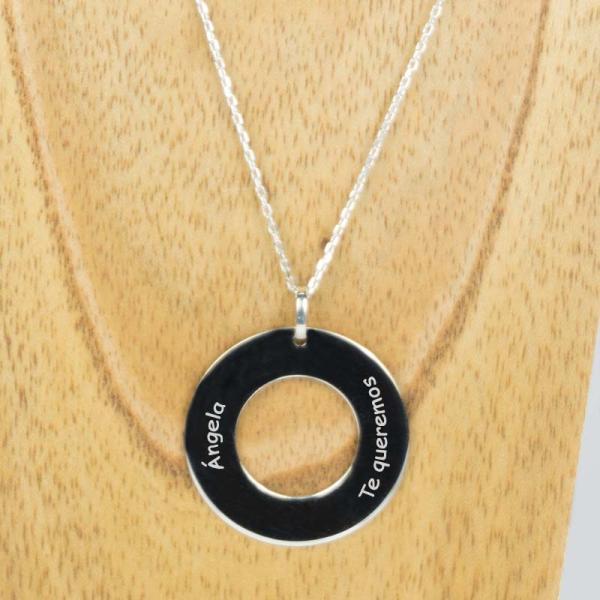 Colgante ficha de plata grabada