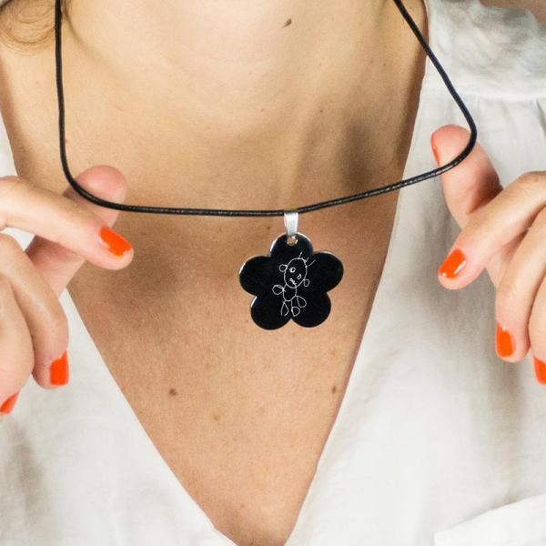 Colgante flor con el dibujo de tu hijo grabado