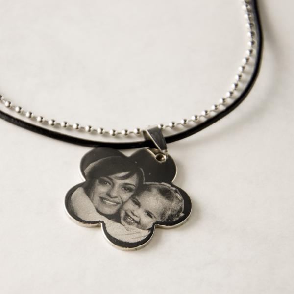 Colgante flor grabado