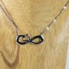 Joyas personalizadas: Colgante infinito de plata grabada