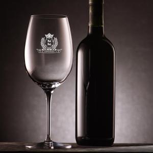 Copa de vino con un escudo grabado