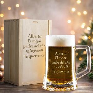 Jarra de cerveza grabada en estuche de madera