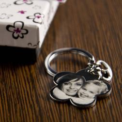 Llavero flor grabado