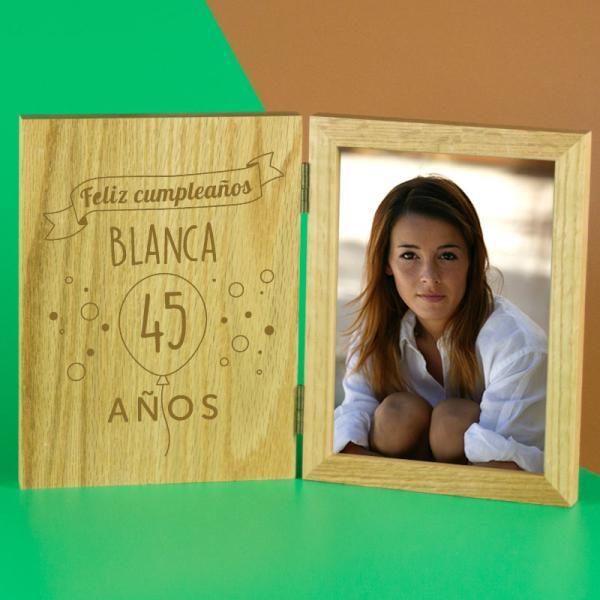 Marco de fotos en roble grabado para cumpleaños