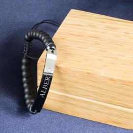 Pulsera con bolitas y chapa negra grabada