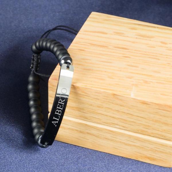 Pulsera con bolitas y chapa negra grabada