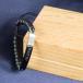 Pulsera con bolitas y chapa negra grabada