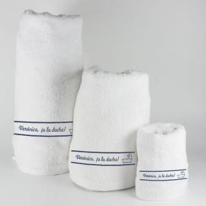 Toalla bordada 'A la ducha'