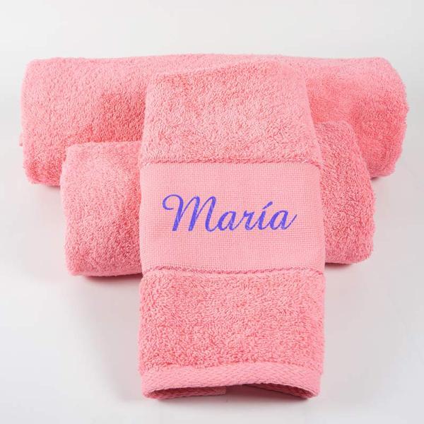 Toalla con cenefa bordada con nombre