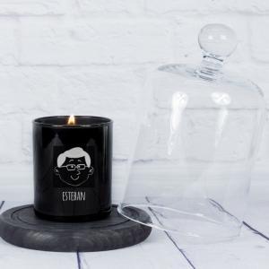 Vela grabada 'Familia Molona' con campana de cristal