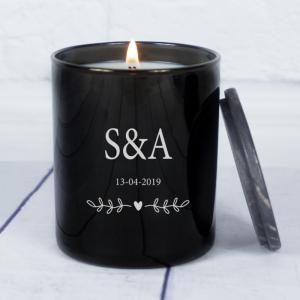 Vela personalizada con iniciales grabadas