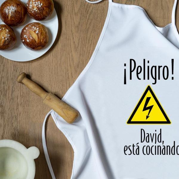 Delantal 'Peligro cocinando' personalizado