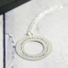 Joyas personalizadas: Colgante ficha de plata grabada para profe Joyas personalizadas: Colgante ficha de plata grabada para profe