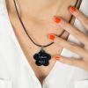 Joyas personalizadas: Colgante flor con tu letra grabada Joyas personalizadas: Colgante flor con tu letra grabada
