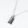 Joyas personalizadas: Colgante personalizado con placa negra Joyas personalizadas: Colgante personalizado con placa negra