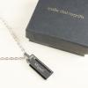 Joyas personalizadas: Colgante personalizado con placa negra Joyas personalizadas: Colgante personalizado con placa negra