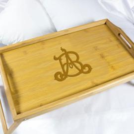 Bandeja de madera con monograma grabado Bandeja de madera con monograma grabado