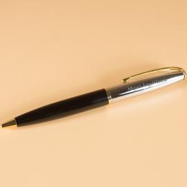 Bolígrafo con detalle dorado grabado Bolígrafo con detalle dorado grabado