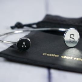 Brazalete con iniciales grabadas Brazalete con iniciales grabadas