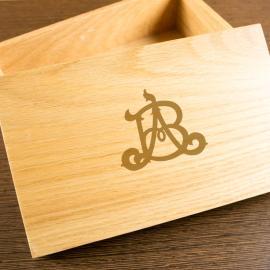 Caja de roble personalizada con monograma Caja de roble personalizada con monograma