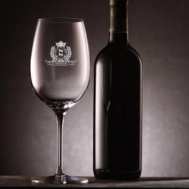 Copa de vino con un escudo grabado Copa de vino con un escudo grabado