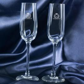 Copas de cava con dos escudos grabados Copas de cava con dos escudos grabados