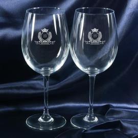 Copas de vino con un escudo grabado Copas de vino con un escudo grabado