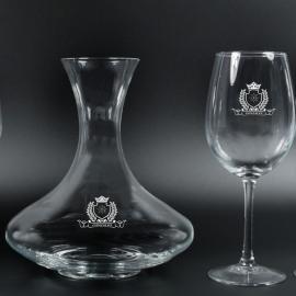 Copas de vino y decantador con escudo Copas de vino y decantador con escudo
