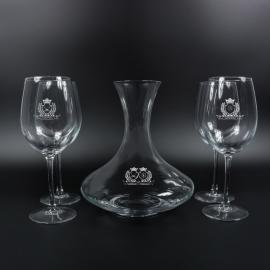 Copas y decantador con dos escudos Copas y decantador con dos escudos