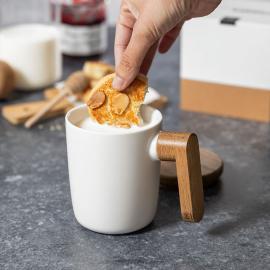 Taza con detalles en madera natural Taza con detalles en madera natural