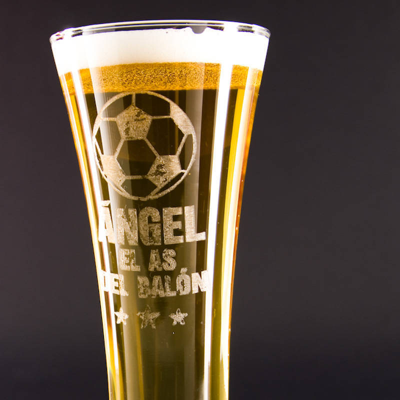 Regalos personalizados: Cristalería personalizada: Copa de cerveza "El as del balón"