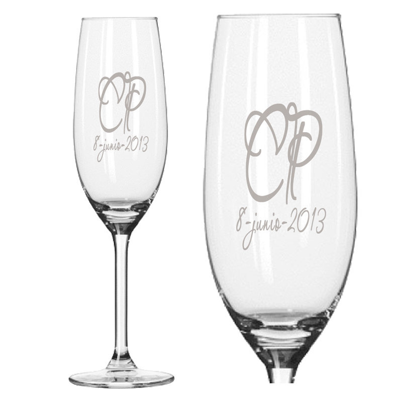 Regalos personalizados: Cristaler&iacute;a personalizada: Copas de cava con iniciales grabadas