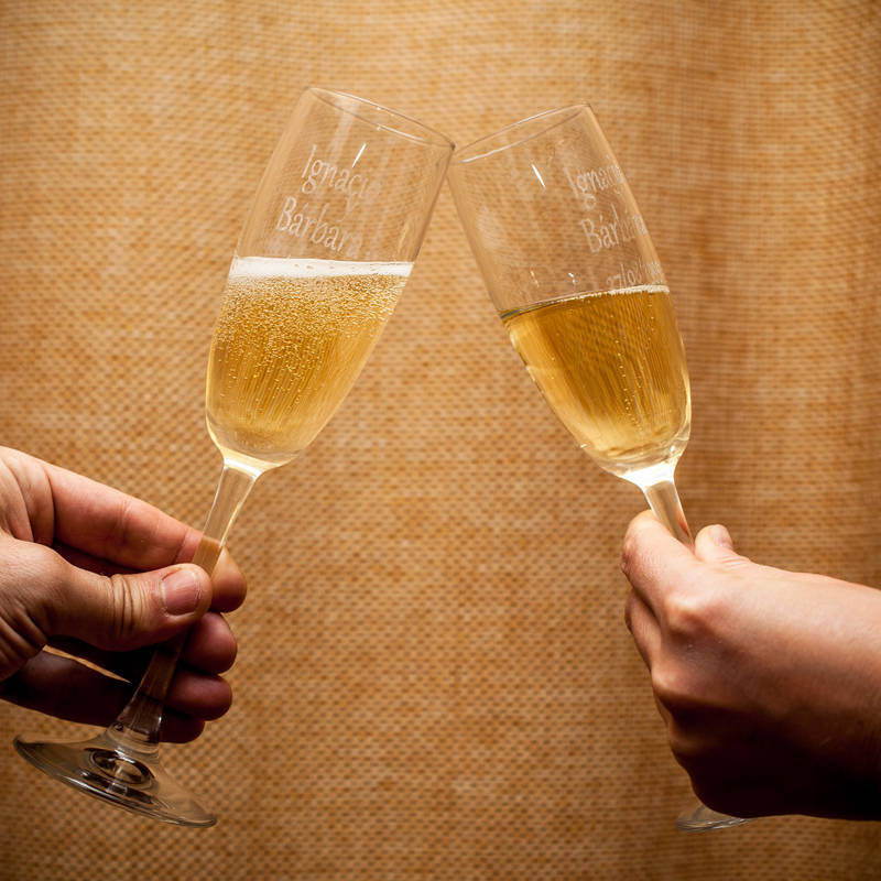 Regalos personalizados: Bebidas personalizadas: Copas de cava grabadas con nombres