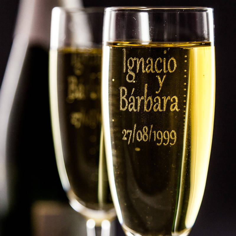 Regalos personalizados: Cristalería personalizada: Copas de cava grabadas con nombres