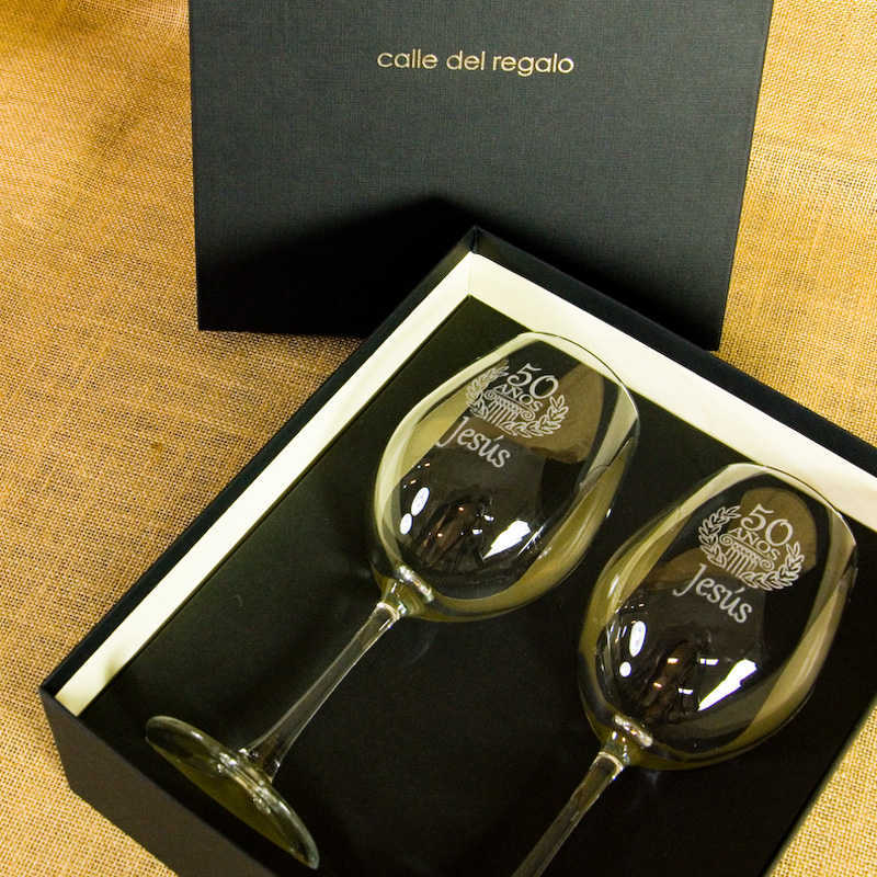 Regalos personalizados: Cristaler&iacute;a personalizada: Copas de vino grabadas para cumplea&ntilde;os