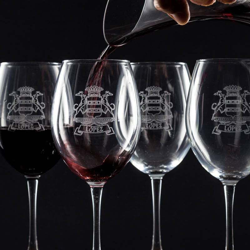 Regalos personalizados: Cristaler&iacute;a personalizada: Copas de vino y decantador con escudo