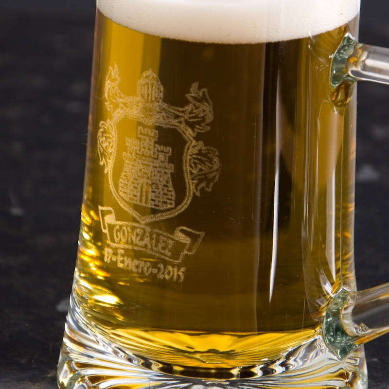 Regalos personalizados: Cristaler&iacute;a personalizada: Jarra de cerveza con logo grabado