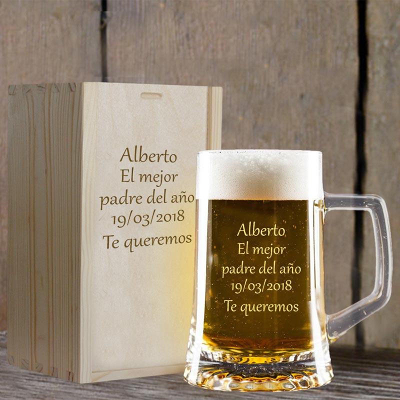 Regalos personalizados: Cristalería personalizada: Jarra de cerveza grabada en estuche de madera