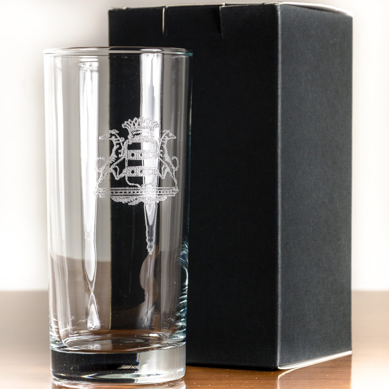 Regalos personalizados: Cristalería personalizada: Vaso alto de whisky grabado con escudo