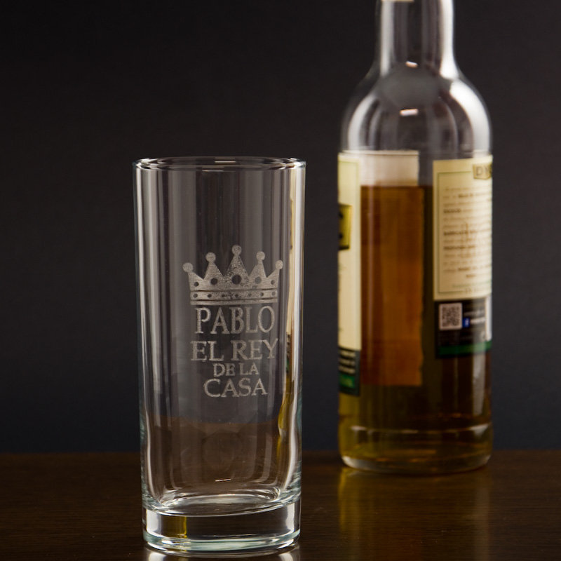 Regalos personalizados: Cristalería personalizada: Vaso de whisky alto grabado para el rey de la casa