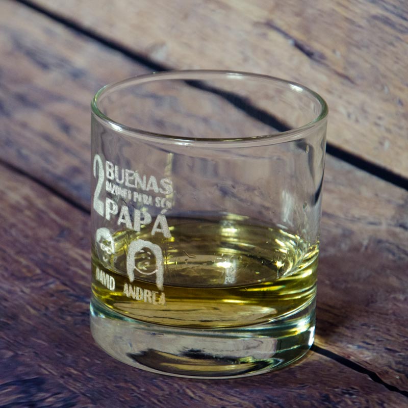 Regalos personalizados: Cristaler&iacute;a personalizada: Vaso de whisky razones para ser pap&aacute;