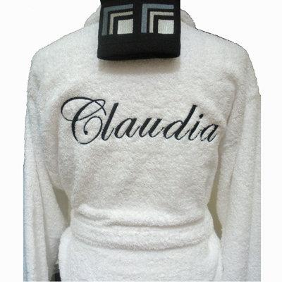 Regalos personalizados: Regalos bordados: Albornoz bordado en la espalda para mujer