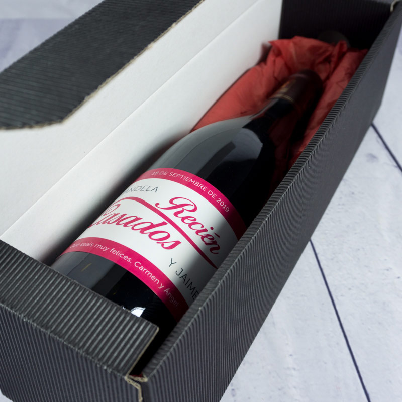 Regalos personalizados: Bebidas personalizadas: Botella de vino personalizada 'Recién Casados'