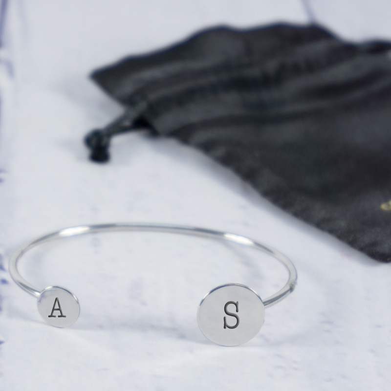 Regalos personalizados: Joyas personalizadas: Brazalete con iniciales grabadas