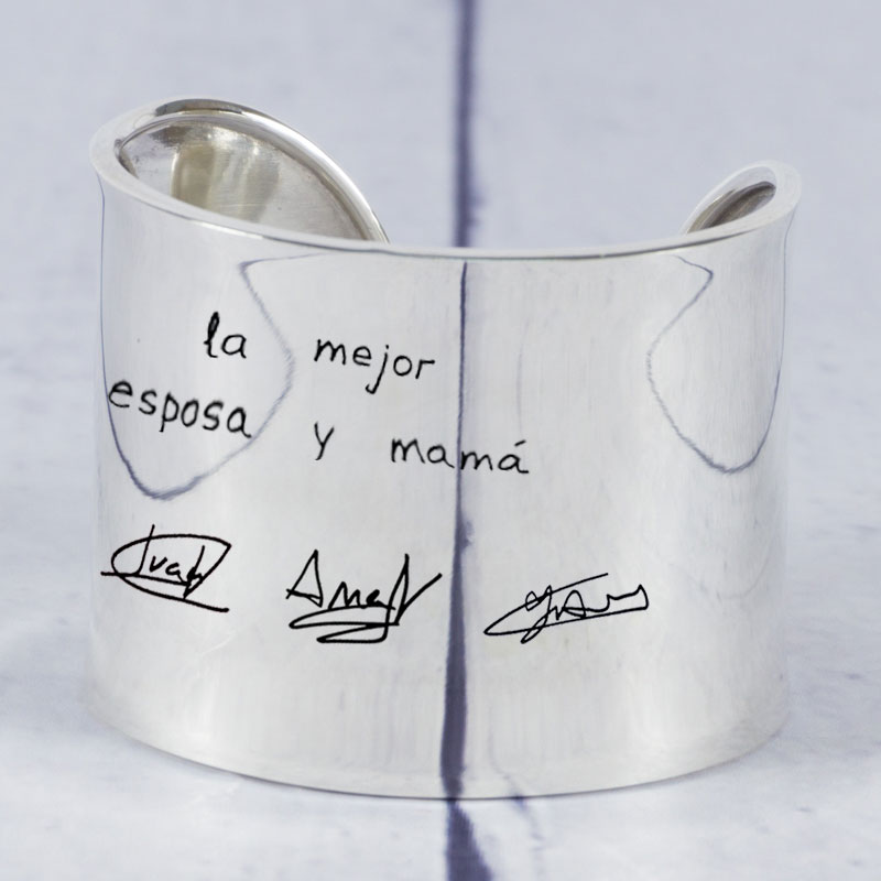 Regalos personalizados: Joyas personalizadas: Brazalete de plata personalizado con firmas